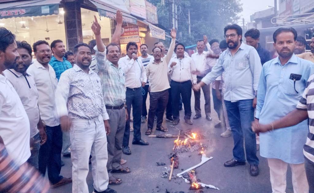 Valmiki community protests in Patiala against Barnala lathicharge case burns effigies of DSP and SHO